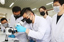 刘伟等指导本科生在物理官方网站新手怎